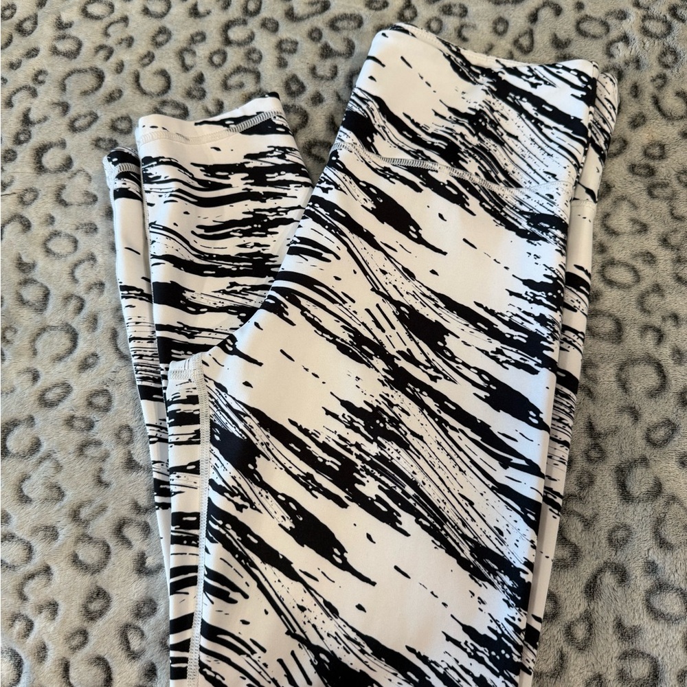 Black and White Patterned Activewear Leggings Zyia